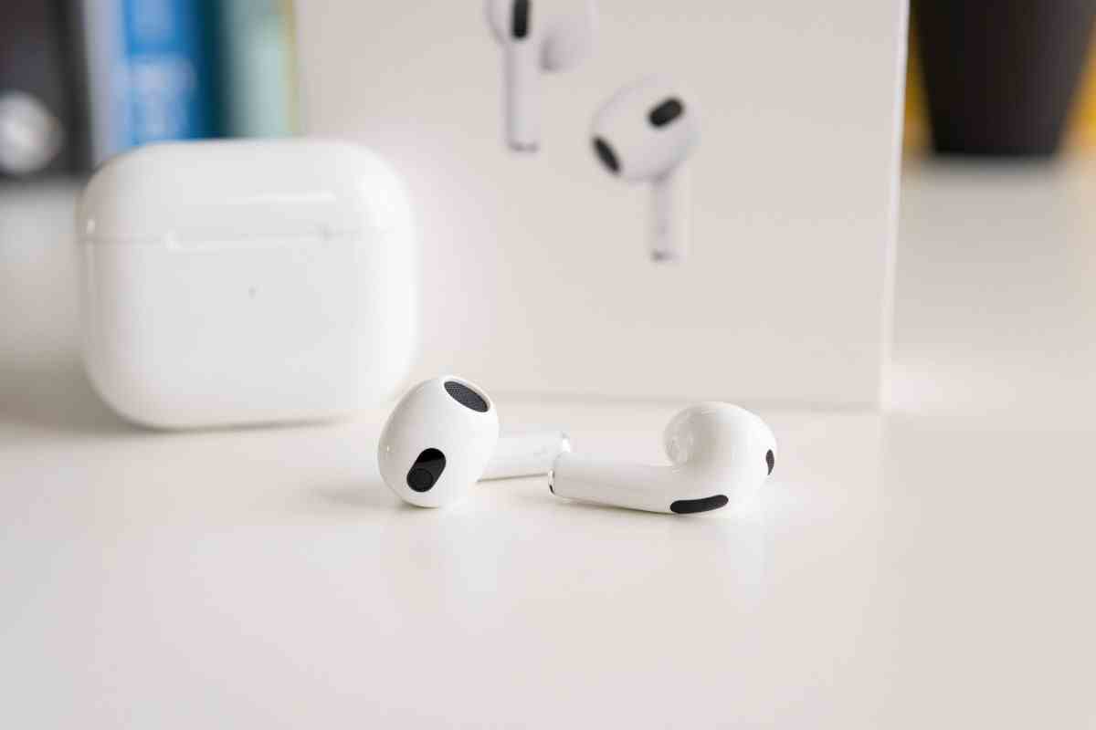 AirPods 3'ün (burada resimde) 2024'te doğrudan bir devamı da çıkabilir. - Apple, mevcut modellere olan talebin azalması nedeniyle AirPods Lite'ın 2024'ün sonlarına doğru piyasaya sürülmesini planlıyor