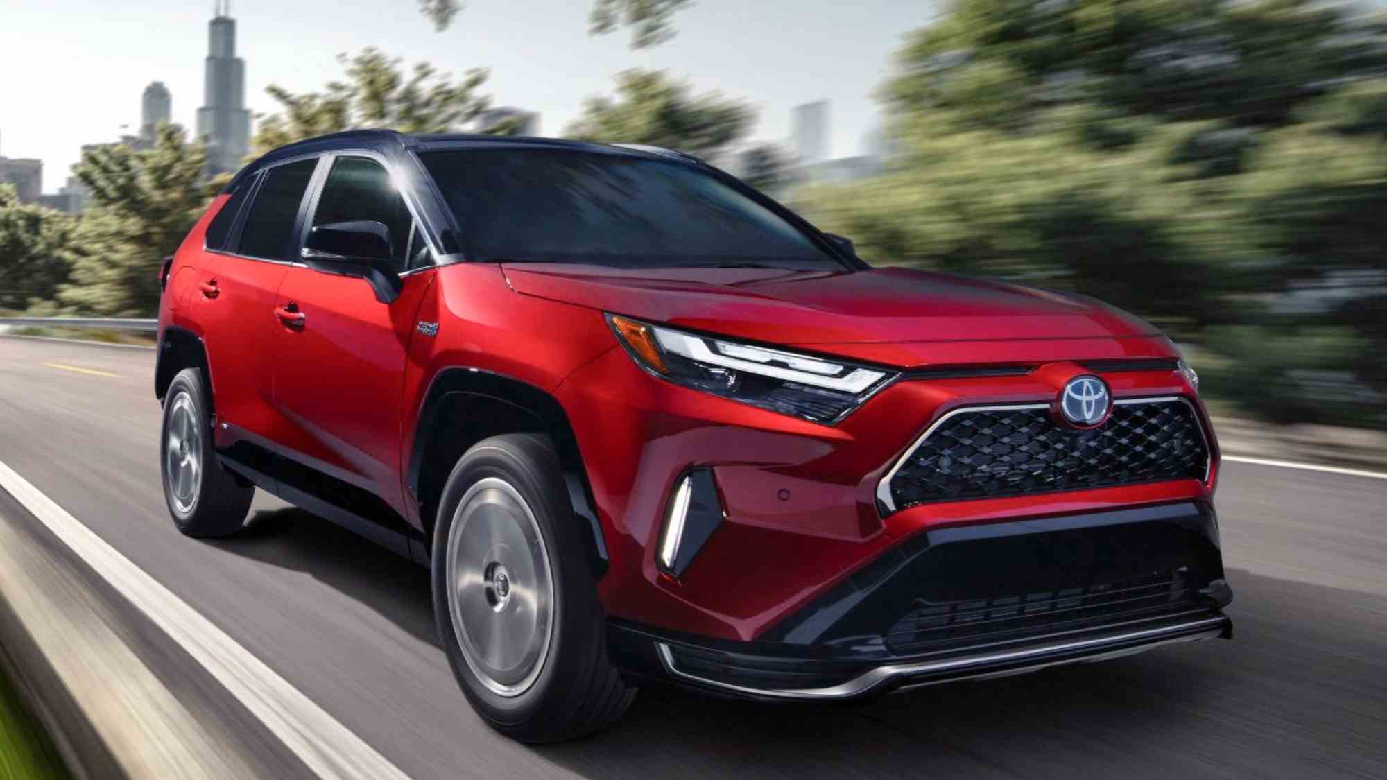 Toyota RAV4 Prime açık havada sürülüyor.