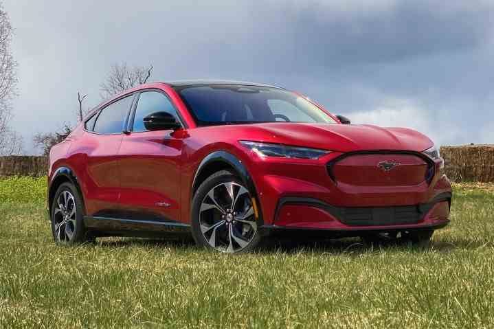 Tarlada kırmızı bir 2021 Ford Mustang Mach-E.