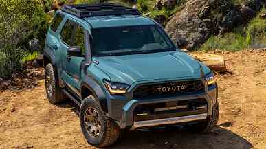 15 yıl aradan sonra gerçek anlamda yeni olan ilk şey.  2025 Toyota 4Runner, bu sefer 4.0 litrelik V6 motor olmadan ancak 8 vitesli otomatik şanzımanla tanıtıldı