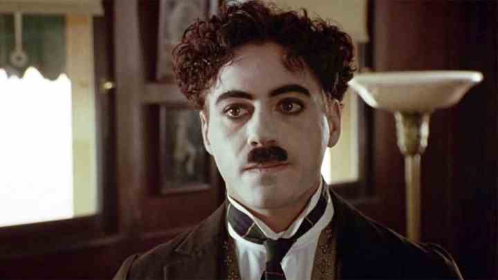 Robert Downey jr.  Chaplin'deki Charlie Chaplin rolünde.