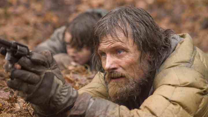 Viggo Mortensen ve Kodi Smit-McPhee, The Road'da.