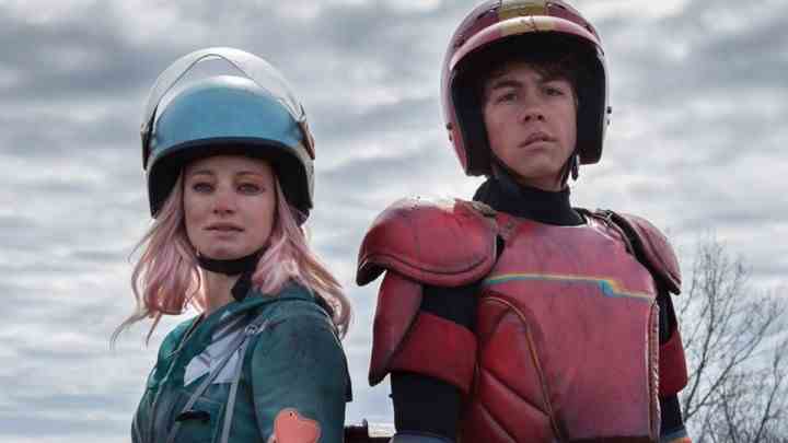 Turbo Kid'de Laurence Leboeuf ve Munro Chambers.