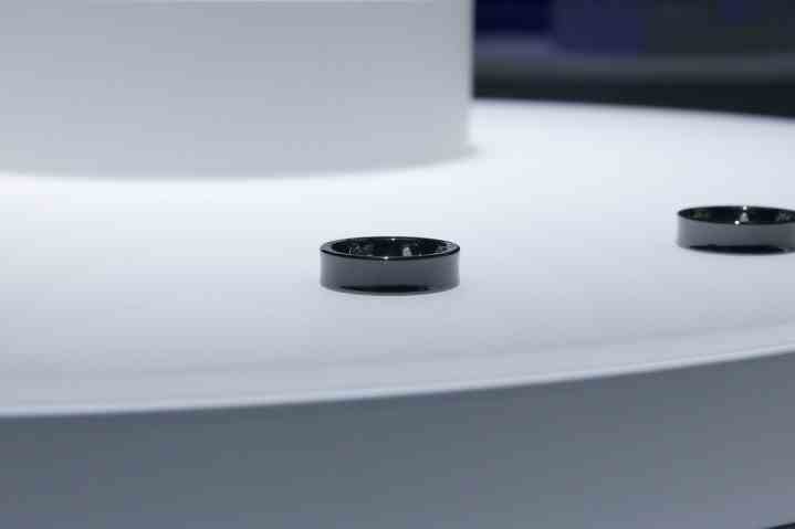 Samsung Galaxy Ring yan yatıyor.