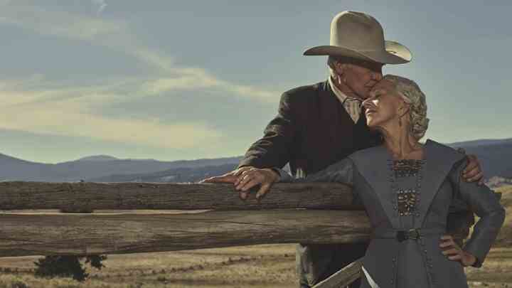 Harrison Ford, 1923'ten bir fotoğrafta Helen Mirren'i öpüyor.