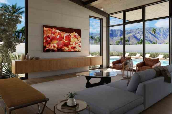 Oturma odasındaki medya merkezinin üzerinde asılı duran Sony Bravia XR X93L 4K Google TV.