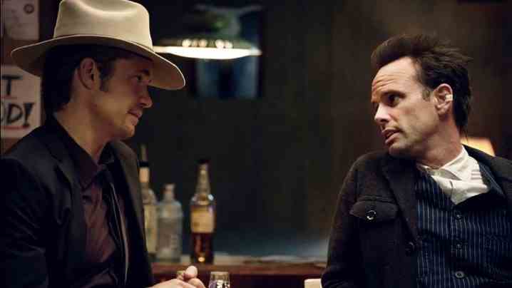 FX'in Justified dizisinde Raylan Givens rolünde Timothy Olyphant ve Boyd Crowder rolünde Walton Goggins yer alıyor.