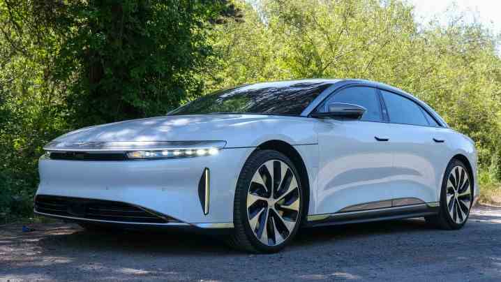 Lucid Air'in önden üç çeyrek görünümü.