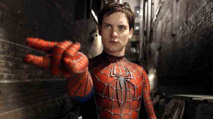 Örümcek Adam 2'de Tobey Maguire.