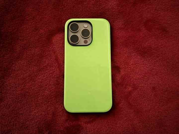 Karanlık bir odada iPhone 15 Pro'da Nomad Glow 2.0 Spor Kılıf.