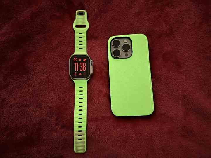 Nomad Glow 2.0 Spor Kılıf ve Apple Watch Spor Kordon karanlık bir odada.