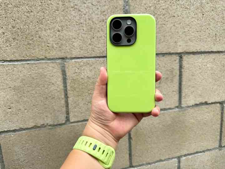 Nomad Glow 2.0 Spor Kılıf ve Apple Watch Spor Kordon gün ışığında sergileniyor.