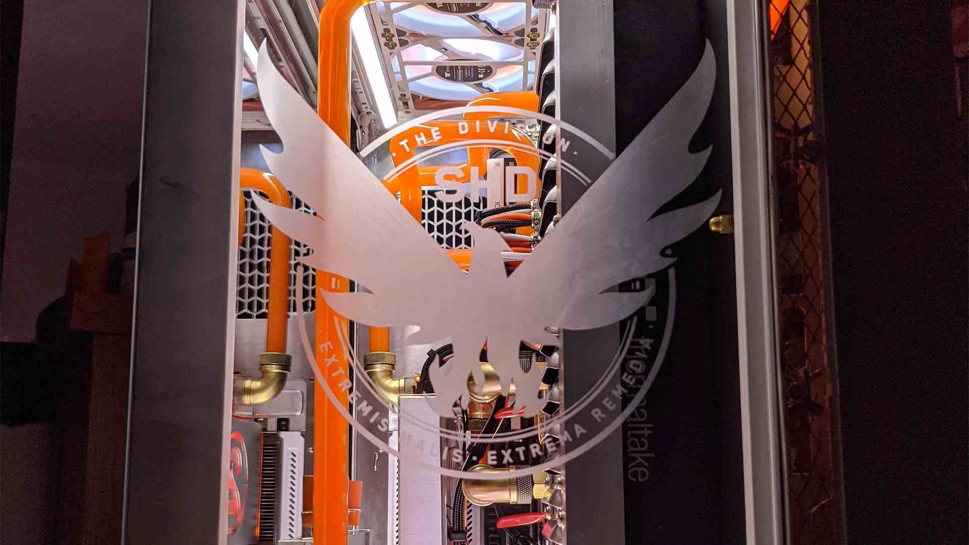 Bir oyun bilgisayarının ön kısmına The Division 2 logosunun kazınması