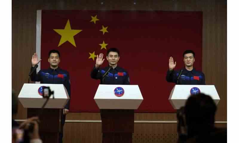 Çin, iddialı programının bir parçası olarak Tiangong uzay istasyonuna üç astronot gönderecek
