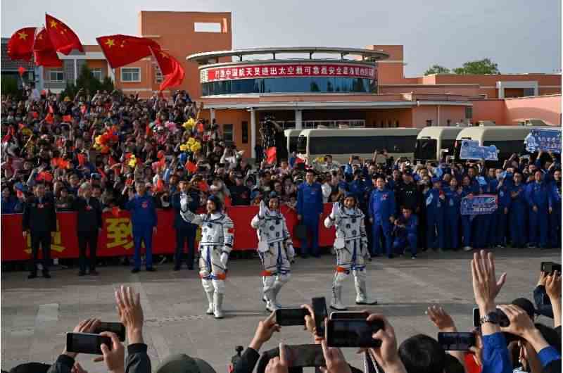 Çin'in Shenzhou-18 uzay misyonu (LR) astronotları Li Guangsu, Li Cong ve Ye Guangfu, kalkış töreni sırasında el sallıyor