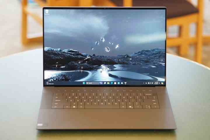 Dell XPS 16'nın ekran ve klavyeyi gösteren ön görünümü.