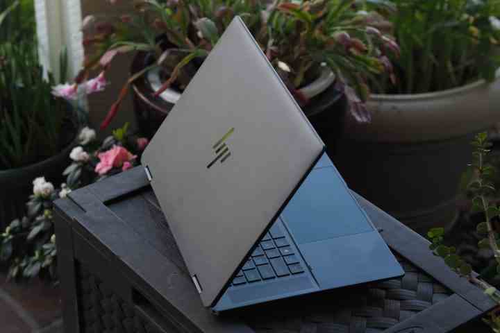 HP Spectre x360 16 2024 kapağı ve logoyu gösteren arkadan görünüm.