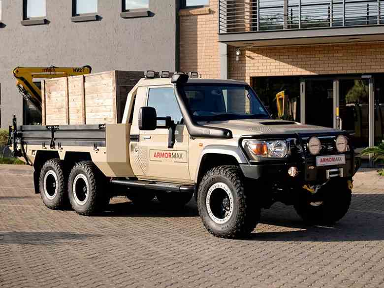 Güney Afrika'da benzersiz, son derece güvenilir bir Land Cruiser üretildi: altı tekerlekli, dört tekerlekten çekişli ve 4000 km güç rezervine sahip