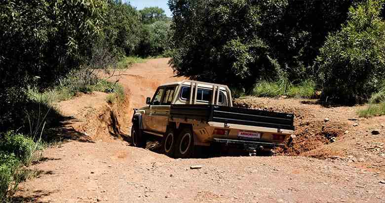 Güney Afrika'da benzersiz, son derece güvenilir bir Land Cruiser üretildi: altı tekerlekli, dört tekerlekten çekişli ve 4000 km güç rezervine sahip