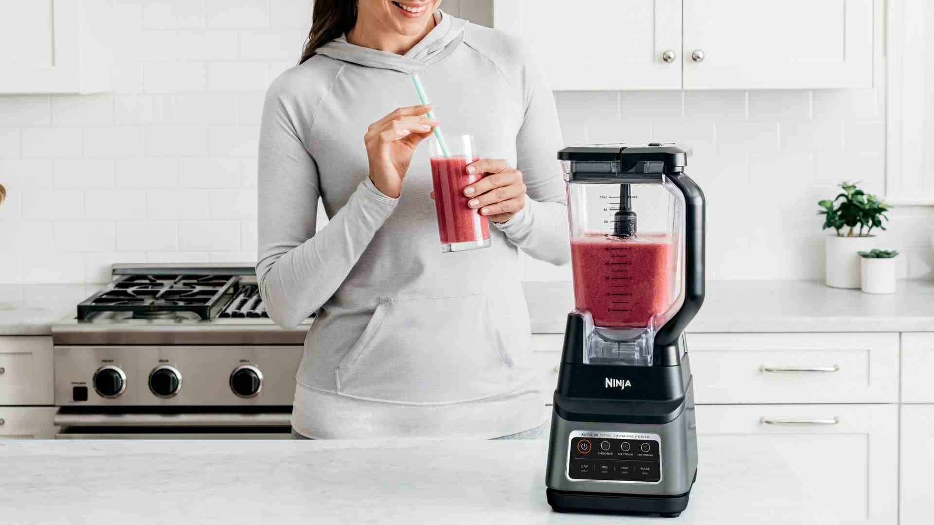 Ninja Professional Plus'ta taze yapılmış bir smoothie