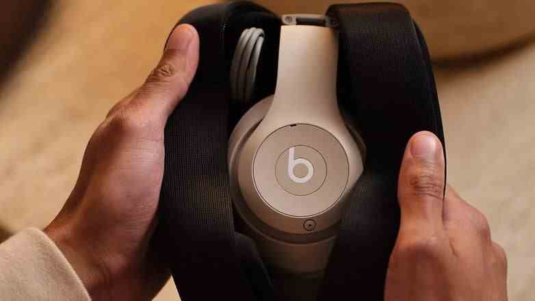 Beats Studio Pro (2023) yarı açık kasasında