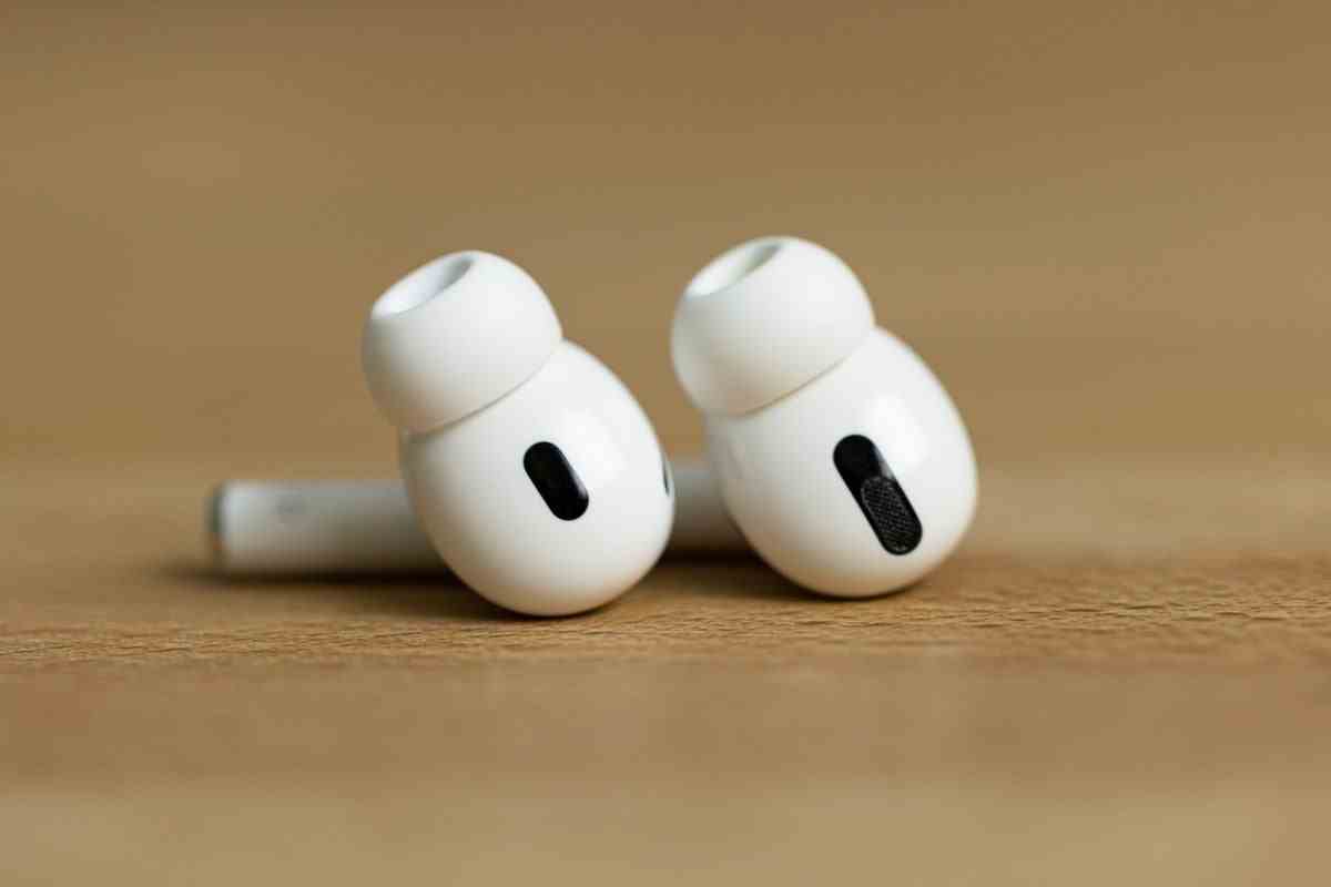 İlk AirPods Lite, 2019'daki AirPods 2 (burada resimde) ile benzer seviyede fiyatlandırılabilir.  - Apple, mevcut modellere olan talebin azalması nedeniyle AirPods Lite'ın 2024'ün sonlarına doğru piyasaya sürülmesini planlıyor