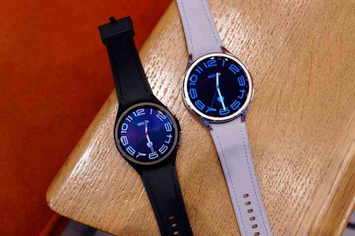 Samsung Galaxy Watch 6 ve Watch 6 Classic, siyah ve gümüş renkte.