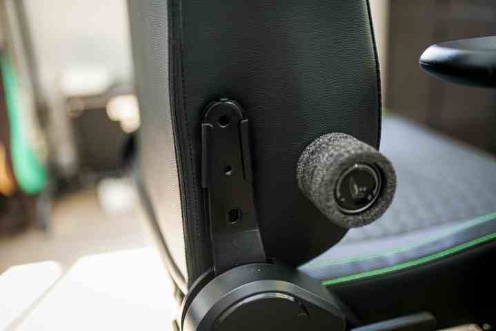 Razer İskur V2 sandalyenin arkasını tutan braket.