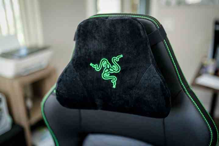 Razer Iskur V2 oyuncu koltuğundaki hafızalı köpük yastık.