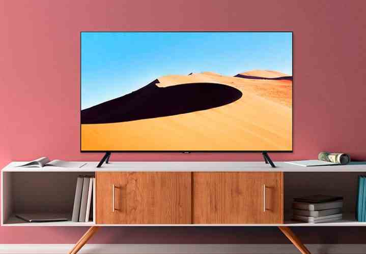 Oturma odasındaki medya dolabında Samsung TU69OT 4K Akıllı TV.