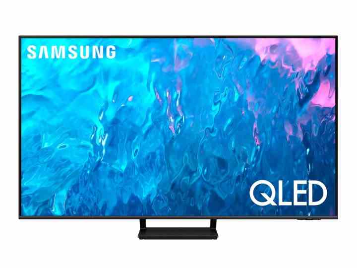 Beyaz arka plana sahip Samsung Q70C 55 inç 4K QLED Smart TV.