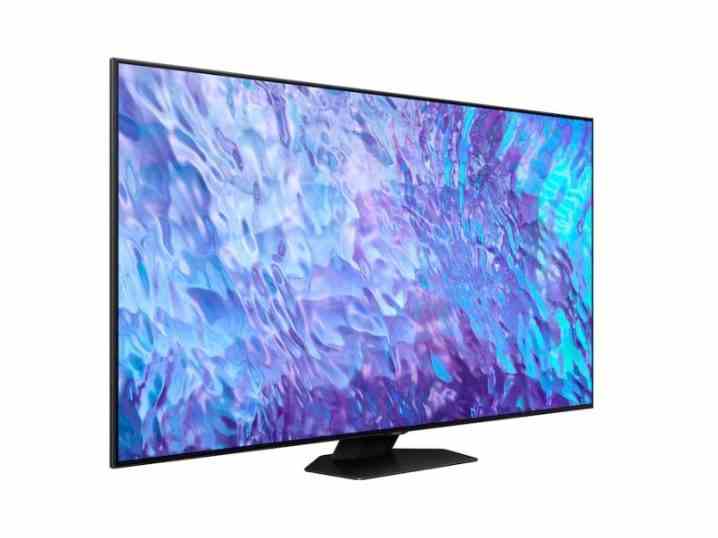 Samsung 55 İnç Sınıfı QLED 4K Q80C, ürünle birlikte verilen stand üzerinde yan açıda.