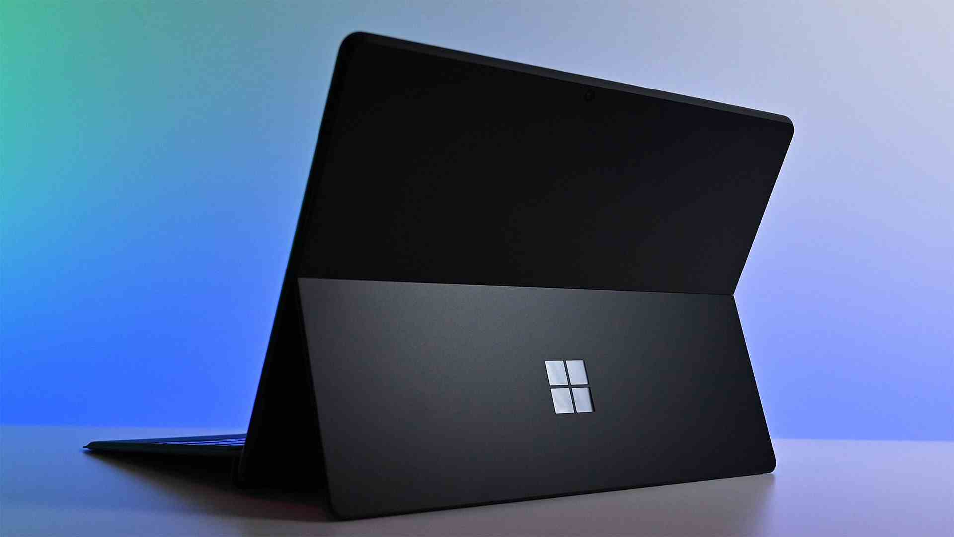 Surface Pro X'in arka tarafı siyah