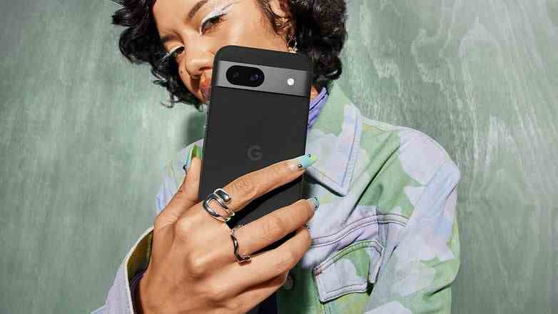 Kadın Obsidyen renginde Google Pixel 8a'yı tutuyor