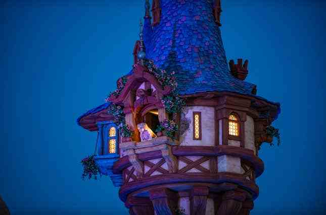 Tokyo Disney Fantasy Springs'te Rapunzel'in Fener Festivali