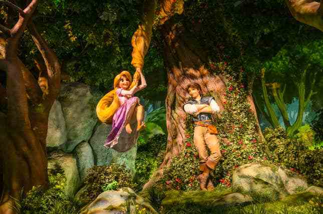 Tokyo Disney Fantasy Springs'te Rapunzel'in Fener Festivali