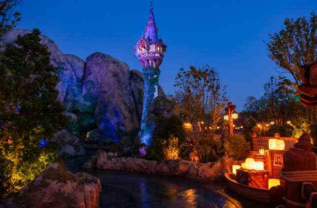 Tokyo Disney Fantasy Springs'te Rapunzel'in Fener Festivali