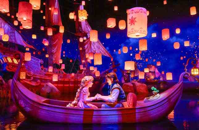 Tokyo Disney Fantasy Springs'te Rapunzel'in Fener Festivali