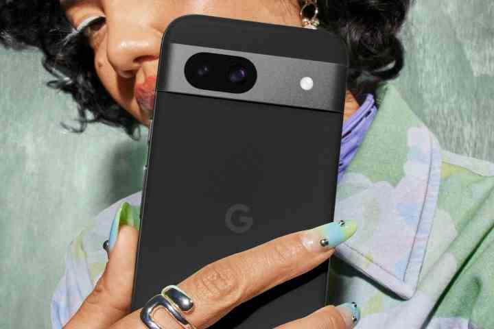 Google Pixel 8a'yı tutan birinin fotoğrafı.