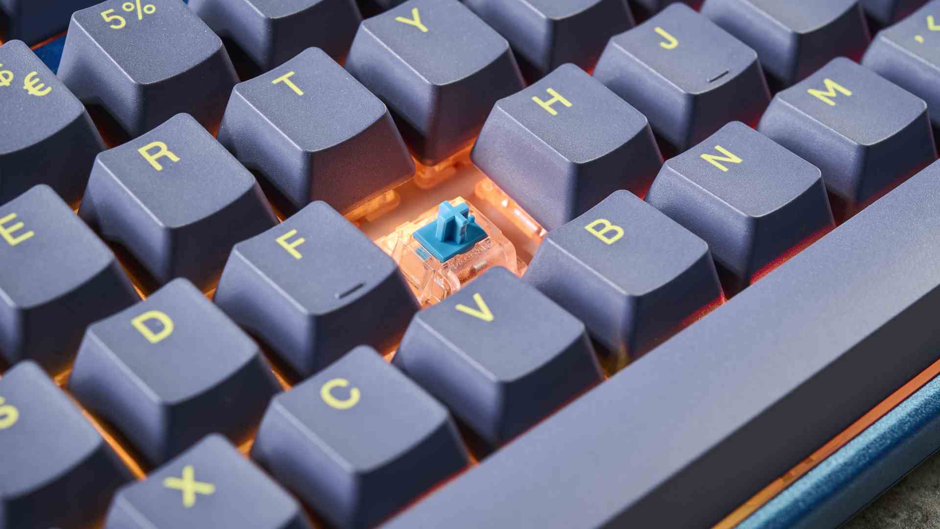 DayBreak renk grubunda Ducky One 3 TKL kablosuz klavyenin görünür anahtarı