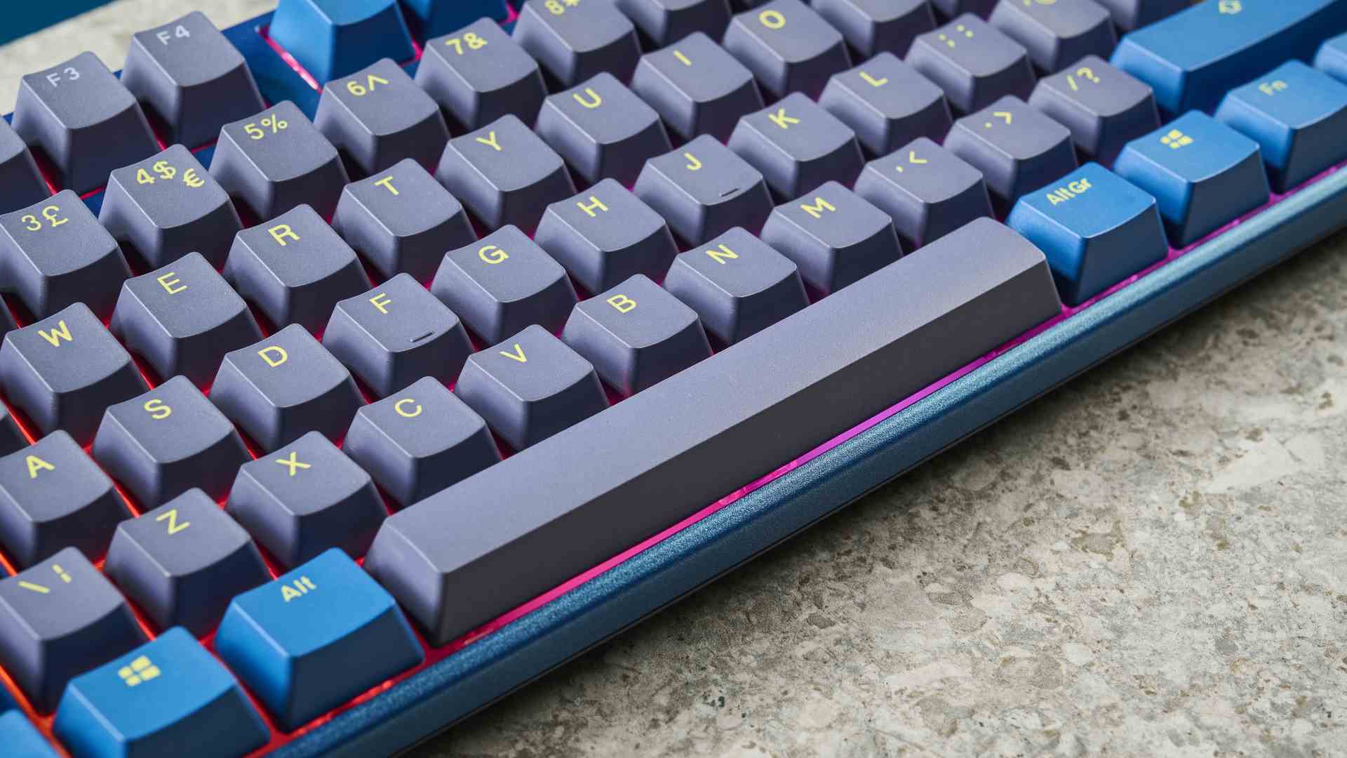 DayBreak renk grubunda Ducky One 3 TKL kablosuz klavye