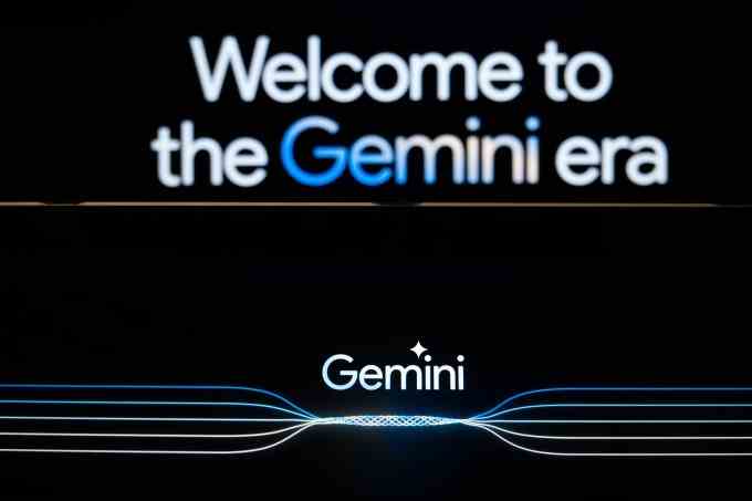 Bu fotoğraf illüstrasyonunda bir Gemini logosu ve Gemini web sitesindeki bir karşılama mesajı iki ekranda gösterilmektedir.