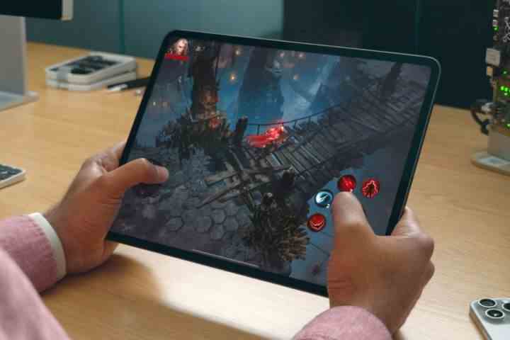 M4 iPad Pro'da oyun oynayan ve Diablo Immortal oynayan bir kişi.