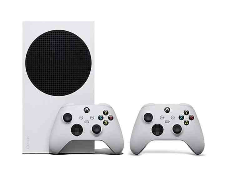 Beyaz arka planda iki kablosuz denetleyiciye sahip Microsoft'un Xbox Series S'si.