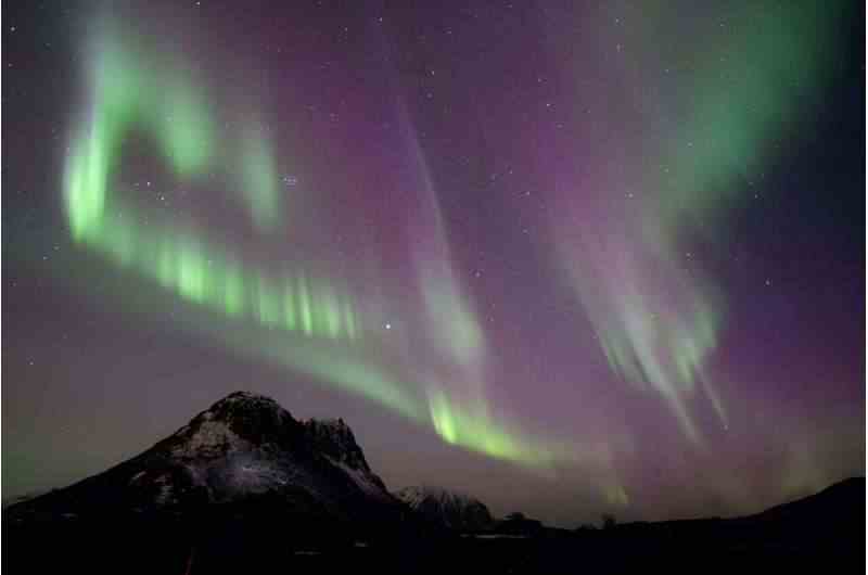 Bir güneş fırtınası, normalde görülemeyen gece gökyüzüne, 10 Mayıs 2024'te Norveç'te görülene benzer kutup ışıklarını getirebilir