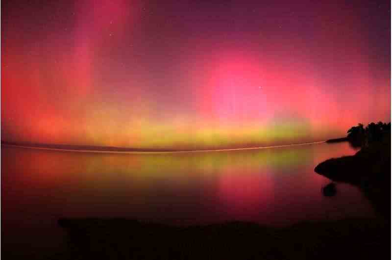 Güney Işıkları olarak da bilinen Aurora Australis, yirmi yılı aşkın süredir yaşanan en güçlü güneş fırtınasının ardından Yeni Zelanda'daki Christchurch dışındaki Ellesmere Gölü üzerinde parlıyor