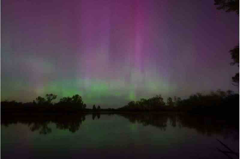 Kuzey Işıkları veya aurora borealis, yirmi yılı aşkın süredir yaşanan en güçlü güneş fırtınası sırasında Londra, Ontario yakınlarındaki gece gökyüzünü aydınlatıyor