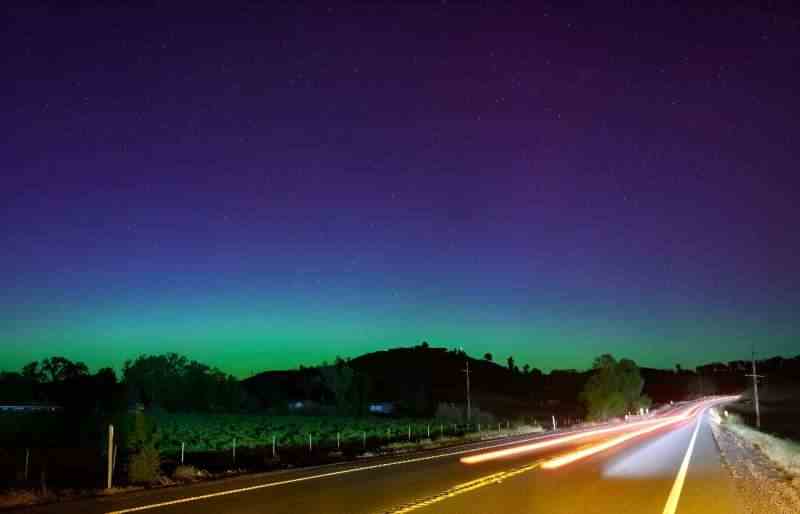 Kuzey Işıkları veya Aurora Borealis, yirmi yılı aşkın süredir yaşanan en güçlü güneş fırtınasının ardından San Francisco'nun kuzeyindeki gece gökyüzünü aydınlatıyor