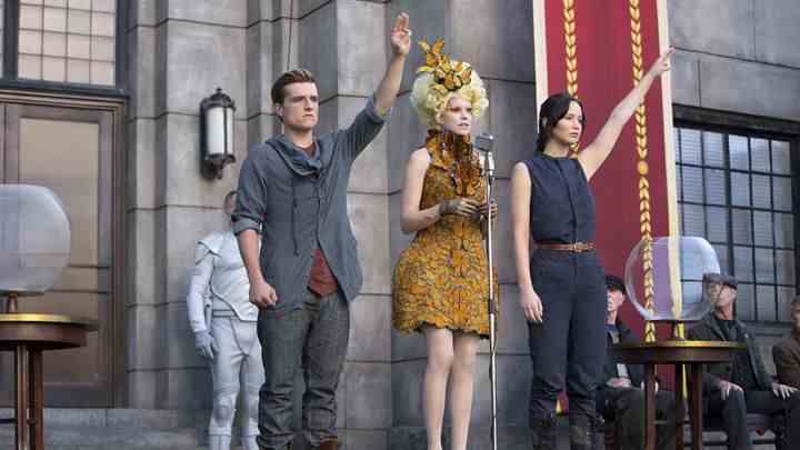 Açlık Oyunları Ateşi Yakalamak'ta Peeta, Effie ve Katniss rollerinde Josh Hutcherson, Elizabeth Banks ve Jennifer Lawrence sahnede.