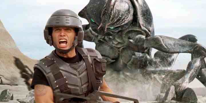 Johnny, Starship Troopers'da dev bir uzaylı böcekten kaçıyor